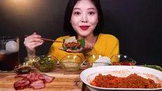 Sotto accusa il mukbang, la pratica di ingozzarsi a favore di telecamera