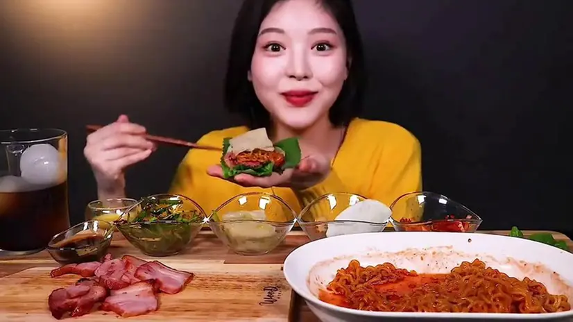 Sotto accusa il mukbang, la pratica di ingozzarsi a favore di telecamera