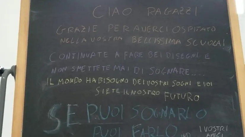 Il messaggio lasciato dai carabinieri - Foto © www.giornaledibrescia.it