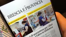 Una copia digitale del Giornale di Brescia consultata via smartphone - © www.giornaledibrescia.it