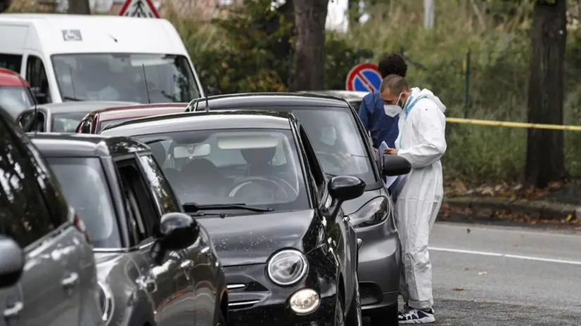 Automobilisti in attesa del tampone