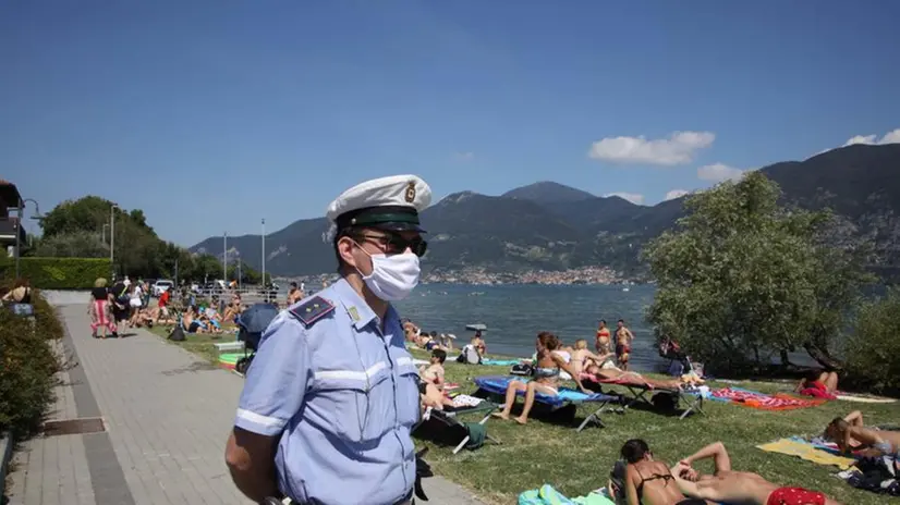 I controlli della Locale sulle spiagge del lago di Iseo -  Foto © www.giornaledibrescia.it