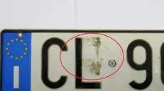Il segno lasciato dal nastro adesivo con cui il 61enne aveva trasformato la «L» in «E» - © www.giornaledibrescia.it