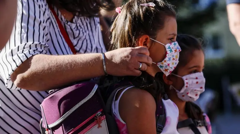 Alunne di una scuola elementare in Germania, dove le lezioni sono già riprese - Foto Ansa/Epa/Felipe Trueba © www.giornaledibrescia.it