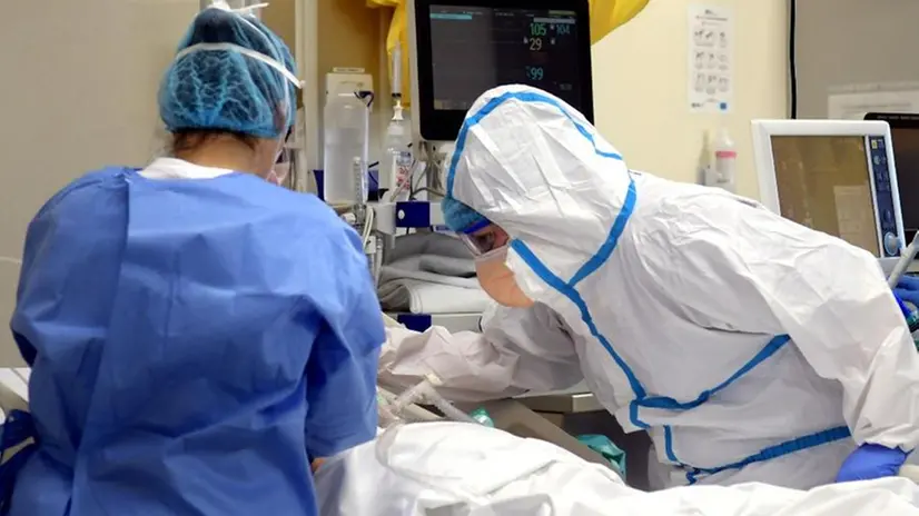 Operatori assistono un paziente in terapia intensiva - Foto Ansa/Andrea Canali