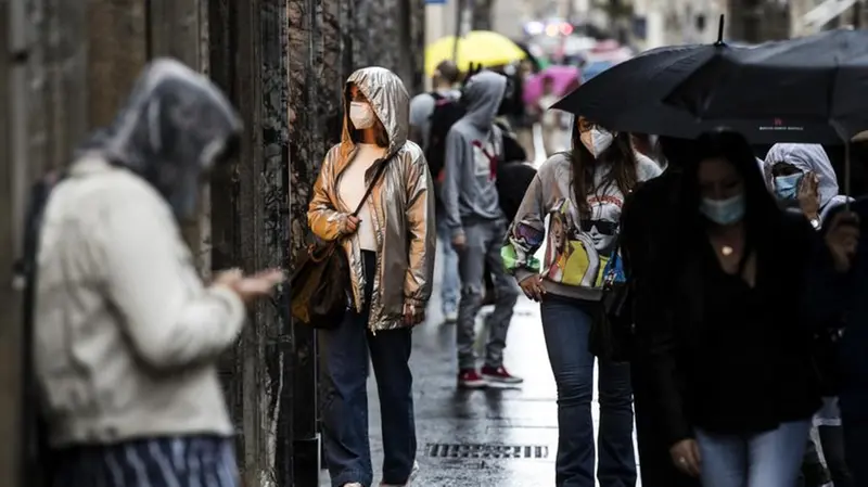 Si va verso l'obbligo della mascherina all'aperto - Foto Ansa/Angelo Carconi © www.giornaledibrescia.it