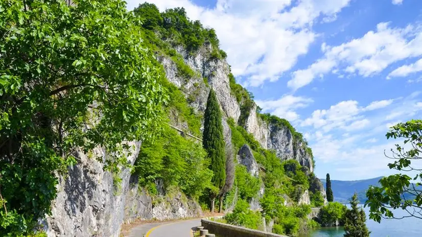 Un tratto della ciclabile Vello-Toline sul lago d'Iseo -Foto © www.bresciatourism.it