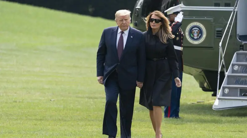 Donald e Melania Trump scendono dall'elicottero dei Marines sul quale non c'è margine di distanziamento sociale - Foto Epa © www.giornaledibrescia.it