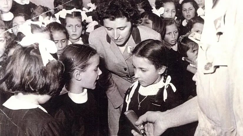 Una maestra degli anni Cinquanta, in archivio abbiamo trovato la foto della maestra Liliana Barbera di Trenzano con alcune sue alunne: era la primavera del 1957