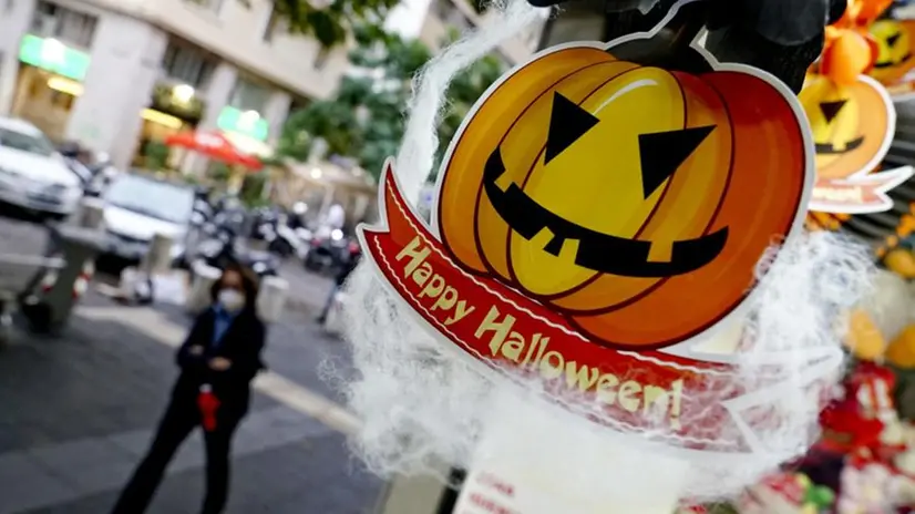 Un negozio con articoli a tema Halloween - Foto © www.giornaledibrescia.it