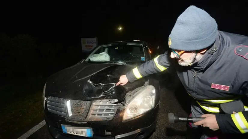 Agente della Polstrada mostra il punto d'impatto tra il veicolo e il pedone che ha perso la vita a Coccaglio - Foto Marco Ortogni/Neg © www.giornaledibrescia.it