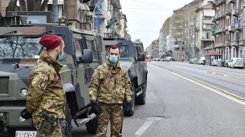 Soldati impegnati nel pattugliamento delle strade a marzo - Foto Ansa/Alessandro Di Marco © www.giornaledibrescia.it