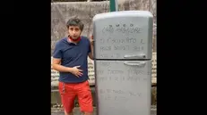 Il sindaco di Gerre De’ Caprioli con il frigorifero abbandonato - Un frame tratto dal filmato  © www.giornaledibrescia.it