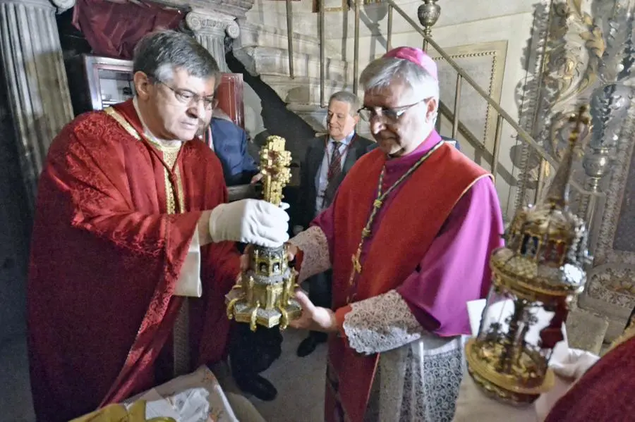 Una delle Sante Croci nelle mani del Vescovo Tremolada - © www.giornaledibrescia.it