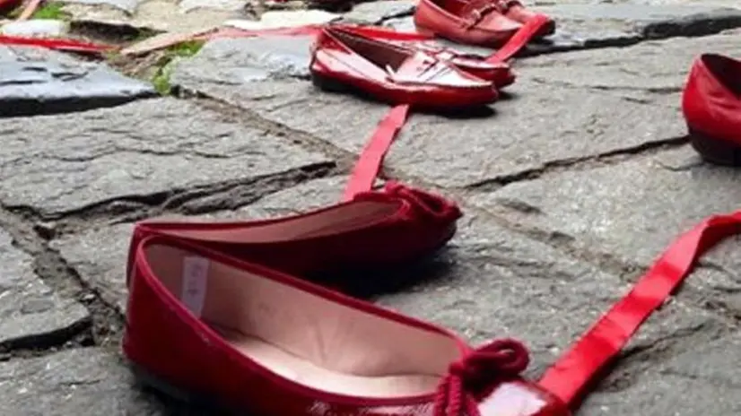 Scarpe rosse, simbolo della violenza sulle donne - Foto © www.giornaledibrescia.it