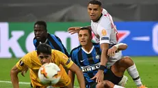 Yassine Bounou, Diego Carlos del Siviglia, Victor Moses, Alexis Sanchez dell'Inter guardano la palla rotolare in rete - Foto © www.giornaledibrescia.it