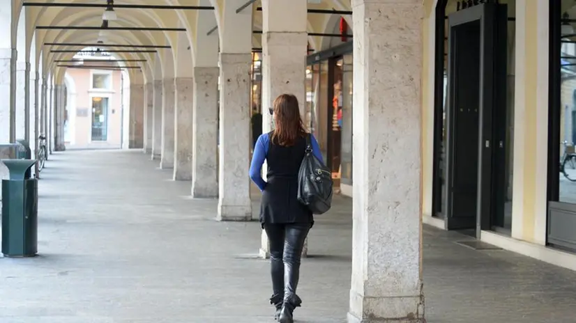 Una passante sotto i portici di corso Zanardelli, in città - Foto Marco Ortogni/Neg © www.giornaledibrescia.it