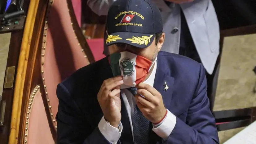 Il leader della Lega, Matteo  Salvini con un cappellino della Guardia Costiera nell'aula del Senato prima del voto sull'autorizzazione a procedere per la vicenda Open Arms - Foto © www.giornaledibrescia.it