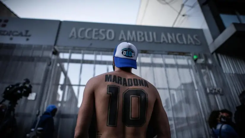 Molti i tifosi assiepati per ore fuori dalla clinica di Buenos Aires in cui Maradona si è sottoposto ad intervento - Foto Epa © www.giornaledibrescia.it