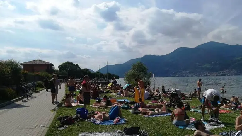 Bagnanti quasi accalcati in spiaggia a Iseo nella foto inviata da un lettore - © www.giornaledibrescia.it