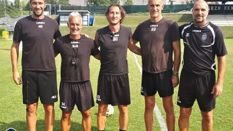Emiliano Bonazzoli (primo a sinistra) è il vice allenatore di Diana al Renate - © www.giornaledibrescia.it