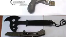 Le armi in possesso del 55enne ritrovate dai carabinieri - Foto © www.giornaledibrescia.it