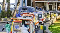Ambulanza in attesa all'ospedale di Cotugno, a Napoli - Foto Ansa/Ciro Fusco © www.giornaledibrescia.it