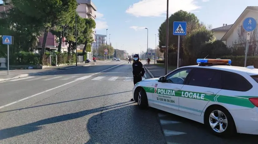 La Polizia Locale di Montichiari in via Mantova, sul luogo dell'investimento - © www.giornaledibrescia.it