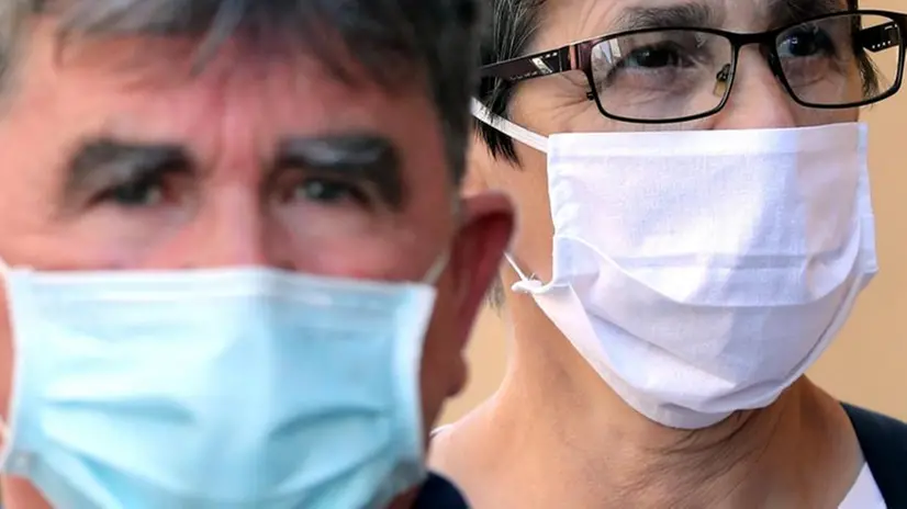 Due persone che indossano la mascherina -  Foto © www.giornaledibrescia.it