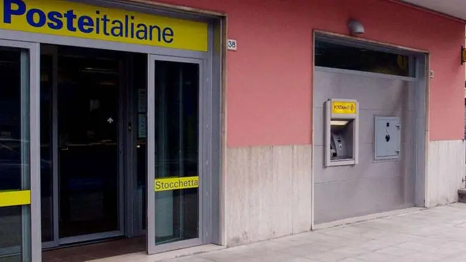 L'ingresso di uno dei 264 uffici postali del Bresciano - © www.giornaledibrescia.it