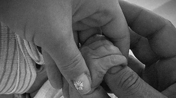 La foto della neonata pubblicata sui social dai genitori Katy e Orlando - Foto tratta dai social