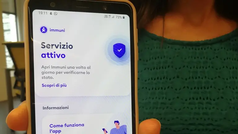 Una ragazza mostra l'app Immuni installata sul suo smartphone - © www.giornaledibrescia.it