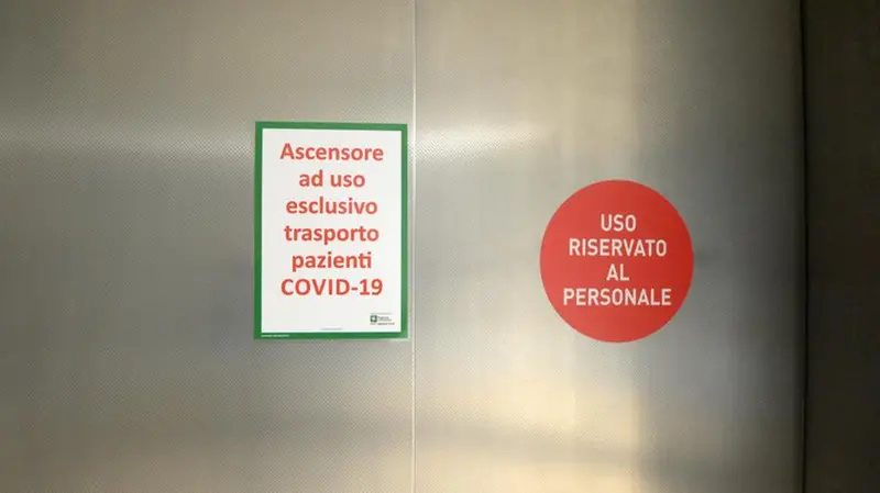 Civile e Covid-19: l'ascensore che consente l'accesso diretto ai reparti di Scala 4 - Foto Marco Ortogni/Neg © www.giornaledibrescia.it