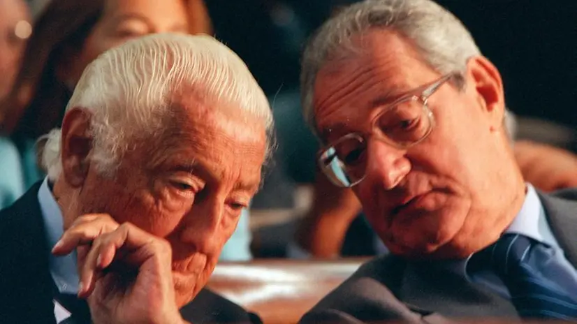 Cesare Romiti, a destra, a fianco di Gianni Agnelli - Foto Ansa © www.giornaledibrescia.it