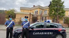I carabinieri che hanno fermato il 25enne in fuga -  © www.giornaledibrescia.it