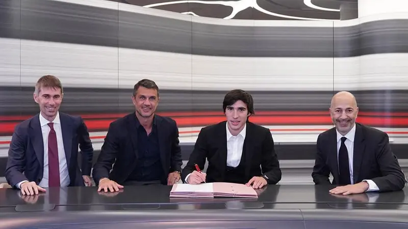 Il momento della firma del contratto - Foto tratta da acmilan.com