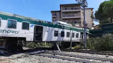 Uno dei vagoni del  treno deragliato a Carnate, nei pressi della stazione Carnate-Usmate, in Brianza -  Foto © www.giornaledibrescia.it
