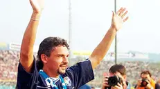 Entrata in campo: il saluto del Divin Codino ai tifosi - Foto © www.giornaledibrescia.it
