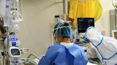 Un paziente Covid viene curato in un retaporto di terapia intensiva - © www.giornaledibrescia.it