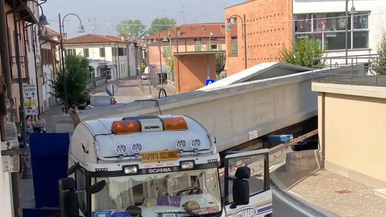 Il tir in manovra a pochi metri dalla piazza di Trenzano - © www.giornaledibrescia.it