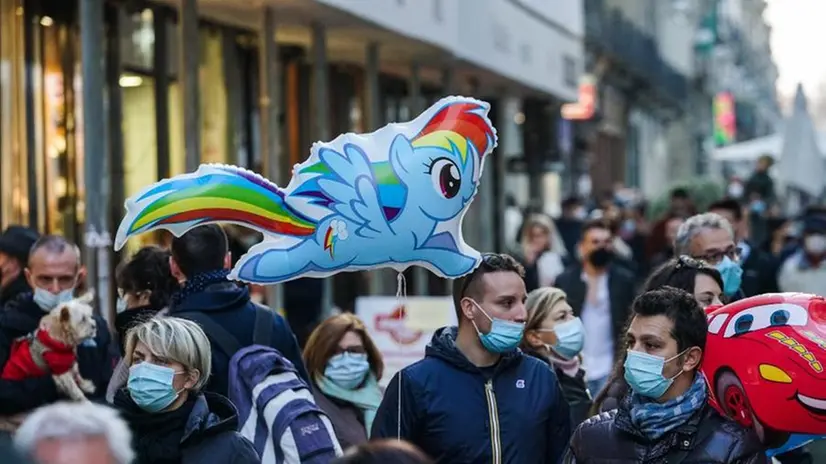 Gente a passeggio indossa la mascherina in centro a Torino - Foto Ansa/Tino Romano