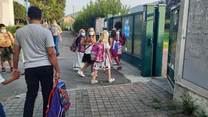 Il ritorno in classe per il primo giorno di scuola - Foto Neg © www.giornaledibrescia.it