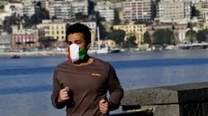 Passeggio e jogging sul lungomare Caracciolo aperto ai cittadini su disposizione del governatore della Campania Vincenzo De Luca per alcune ore alla mattina ed al tramonto a Napoli