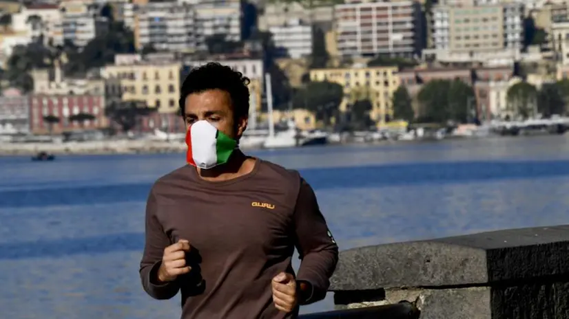 Passeggio e jogging sul lungomare Caracciolo aperto ai cittadini su disposizione del governatore della Campania Vincenzo De Luca per alcune ore alla mattina ed al tramonto a Napoli