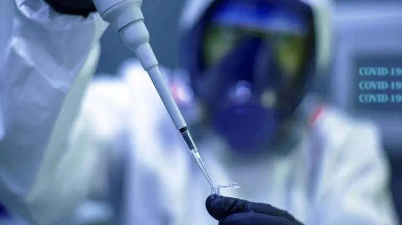 Uno scienziato in laboratorio durante le fasi di sviluppo di un vaccino - © www.giornaledibrescia.it