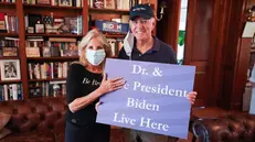 Biden e la moglie in una foto tratta da Twitter