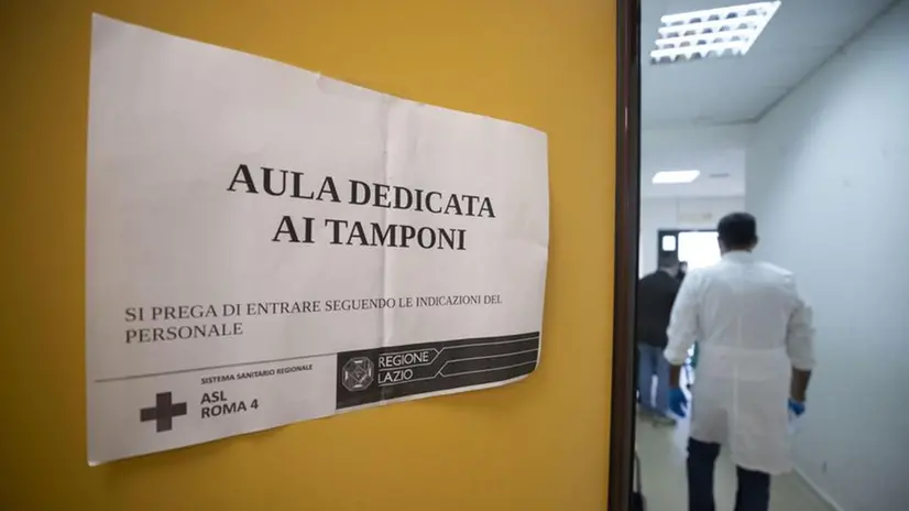 L'aula per i tamponi in una scuola in provincia di Roma - Foto Ansa © www.giornaledibrescia.it