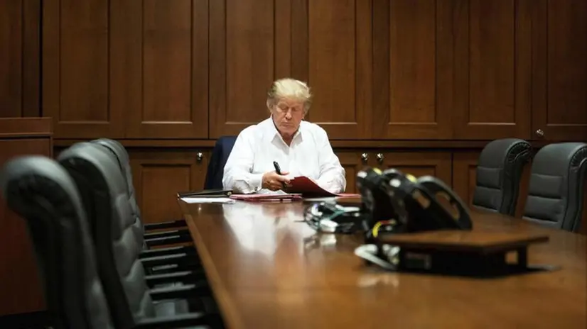 Il presidente Trump al lavoro in ospedale - Foto Ansa/The White House © www.giornaledibrescia.it