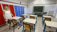 Le prove di posizionamento dei banchi in un'aula scolastica - Foto Ansa/Fabio Frustaci © www.giornaledibrescia.it