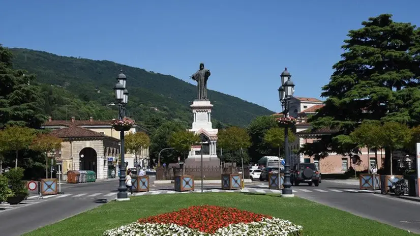 La statua di Arnaldo da Brescia - Foto © www.giornaledibrescia.it